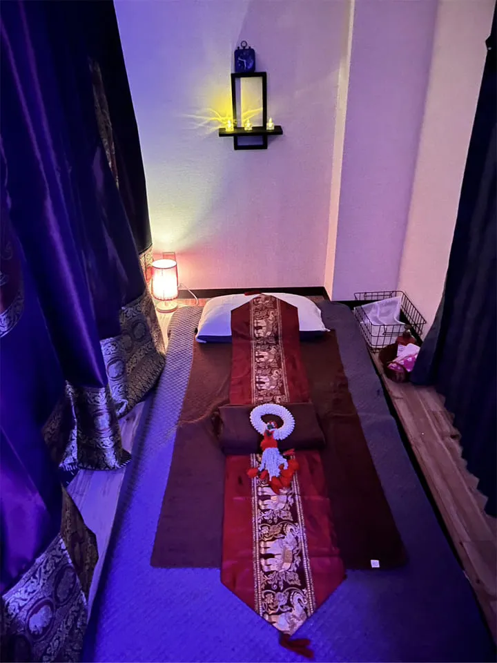 タイの雰囲気を感じられるマット施術スペース。静かに過ごせる癒しの空間