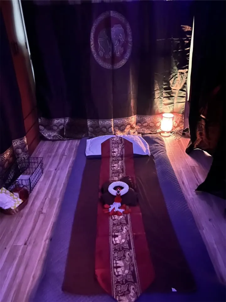 カーテンで仕切られたプライベートな施術スペース。安心して受けられる個室風空間